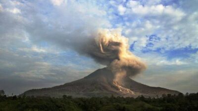 Gunung Ruang di Sulawesi Utara Kembali Erupsi: Fenomena Petir Vulkanik di Malam Hari