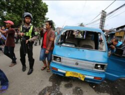 Kecelakaan di Jl Raya Bogor, Angkot Menabrak Ojek Online dan Mobil