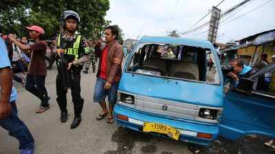 Kecelakaan di Jl Raya Bogor, Angkot Menabrak Ojek Online dan Mobil