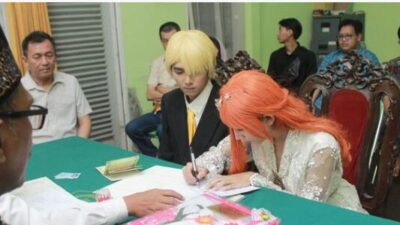 Anti-Mainstream! Pasangan Pengantin Kenakan Kostum Nami dan Sanji dari Anime One Piece