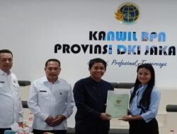 Nirina Zubir Gemetar Terima Dua Sertifikat Tanah dari Kementerian ATR/BPN