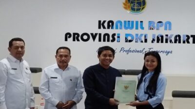 Nirina Zubir Gemetar Terima Dua Sertifikat Tanah dari Kementerian ATR/BPN