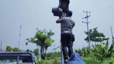 Untuk menghindari kemacetan panjang yang disebabkan terjadinya pemadaman lampu lalu lintas di perempatan Simpang Guyangan jalan raya Pati-juwana (Jurnalindo.com)