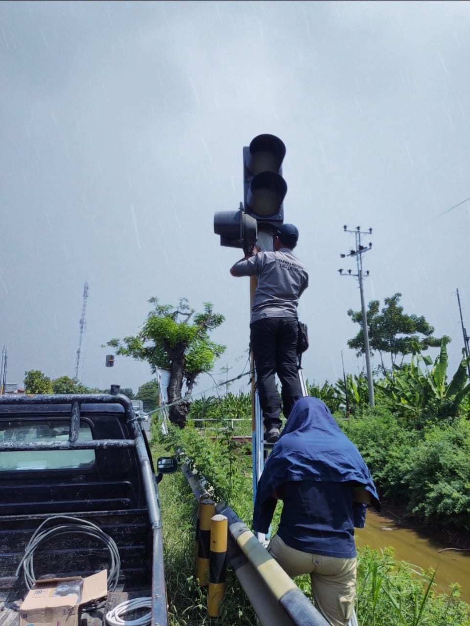 Untuk menghindari kemacetan panjang yang disebabkan terjadinya pemadaman lampu lalu lintas di perempatan Simpang Guyangan jalan raya Pati-juwana (Jurnalindo.com)