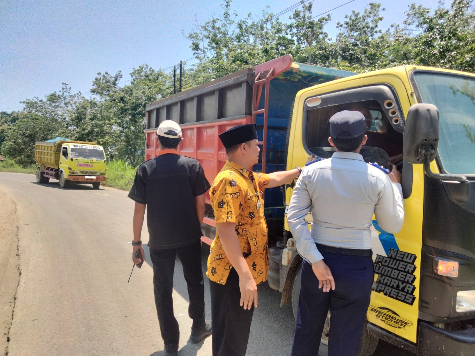 Bagi kendaran truk dam bermuatan batu atau tanah yang melintas di jalan raya diharuskan ditutup bagian atasnya dikarenakan berbahaya terhadap (Jurnalindo.com)