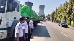 Dinas Perhubungan (Dishub) Kabupaten Pati melakukan monitoring terhadap kendaraan besar yang parkir sembarangan di sepanjang jalan (Jurnalindo.com)