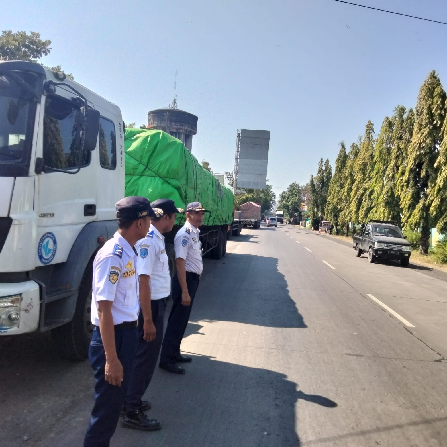 Dinas Perhubungan (Dishub) Kabupaten Pati melakukan monitoring terhadap kendaraan besar yang parkir sembarangan di sepanjang jalan (Jurnalindo.com)