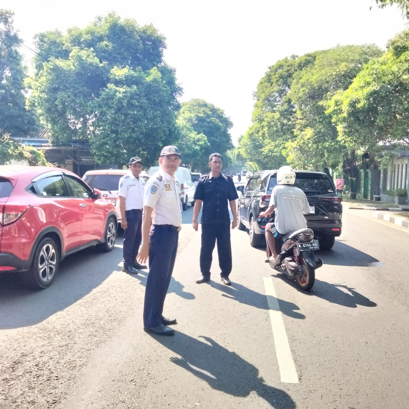 Dinas Perhubungan (Dishub) kabupaten Pati telah memberikan himbauan terhadap mobil roda Empat yang parkir Dua Sap di jalan diponegoro tepatnya (Jurnalindo.com)