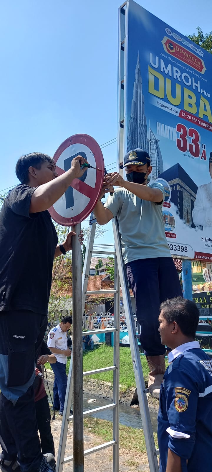 Sering terjadi kemacetan di depan RSUD Soewondo yang disebabkan adanya aktivitas parkir liar, akhirnya Dinas Perhubungan (Dishub) Pati melakukan (Jurnalindo.com)