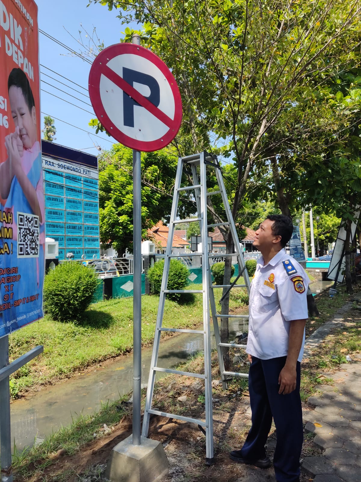 Setelah diterapkan rambu-rambu terkait larangan parkir di bahu jalan tepatnya di depan RSUD Soewondo Kabupaten Pati, pada selasa (7/05/2024)pagi kemarin. (jurnalindo.com)