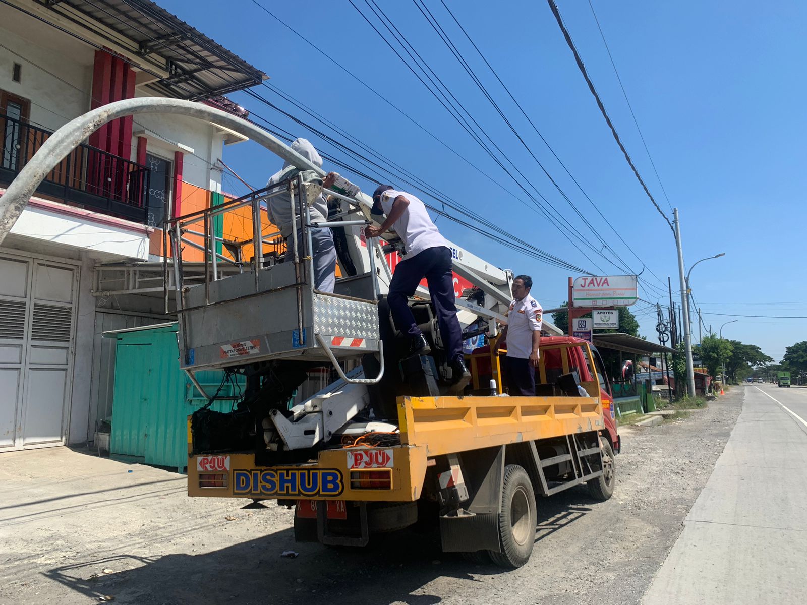 Traffic light yang berada di wilayah Pati kota sudah beralih menggunakan tenaga surya sebagai pasokan arus listrik. Selain lebih murah tetapi juga hemat (Jurnalindo.com)