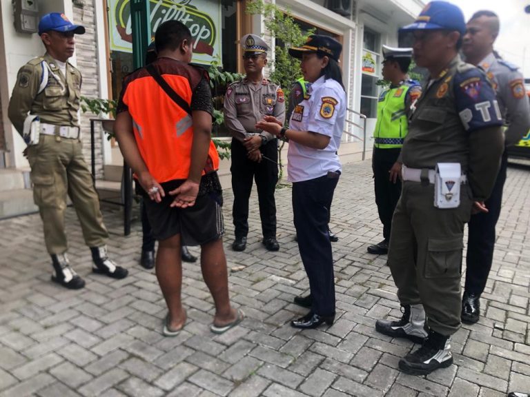 Dinas Perhubungan (Dishub) Kabupaten Pati telah melakukan patroli berkala guna untuk penertiban pak ogah yang selama ini menjadi keresahan masyarakat. (Jurnalindo.com)