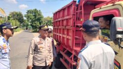 Dinas Perhubungan (Dishub) Kabupaten Pati bersama dengan kepolisian Sektor (Polsek) Dukuhseti telah melakukan pembinaan kepada pemilik truk bermuatan (Jurnalindo.com)