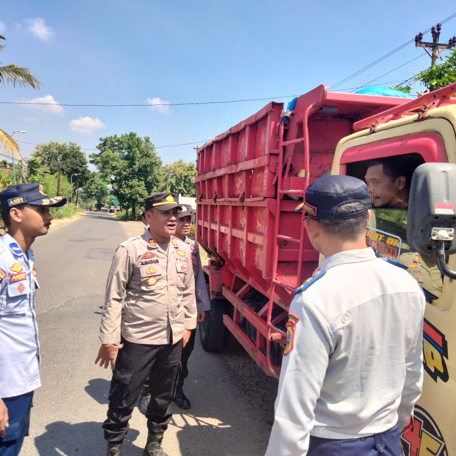 Dinas Perhubungan (Dishub) Kabupaten Pati bersama dengan kepolisian Sektor (Polsek) Dukuhseti telah melakukan pembinaan kepada pemilik truk bermuatan (Jurnalindo.com)