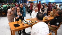 Presiden Joko Widodo (Jokowi) sekali lagi menunjukkan kedekatannya dengan rakyatnya dengan menyempatkan diri menikmati santap malam di (Sumber foto: Detik.com)