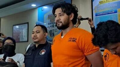 Ammar Zoni Berubah Total: Dari Jenggot Panjang hingga Pakaian Syar’i
