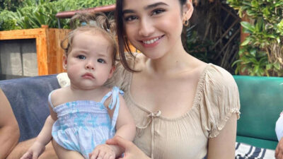Sejak lahir, Kamari, putri dari Jennifer Coppen, telah menjadi pusat perhatian banyak orang. Kecantikannya yang khas dan tingkah laku yang menggemaskan (Sumber foto : Popmama)