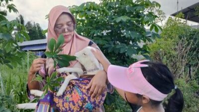 Viral! Emak-Emak di Kulon Progo Gendong Anak Domba Mirip Bayi, Warganet Terhibur