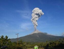 Gunung Lewotobi Laki-laki di Flores Timur Meletus, Warga Diimbau Waspada