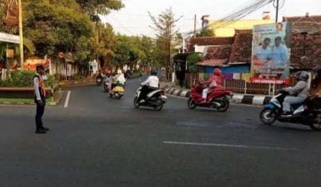 Keramaian kendaraan yang melintas di Simpang Godi sering mengakibatkan kemacetan, kondisi tersebut biasanya terjadi di pagi hari ketika pada (Jurnalindo.com)