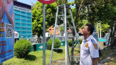 Sering dijadikan tempat parkir mobil truk besar di bahu jalan depan Alun-alun Kembangjoyo, akhirnya Dinas Perhubungan (Dishub) Kabupaten (Jurnalindo.com)