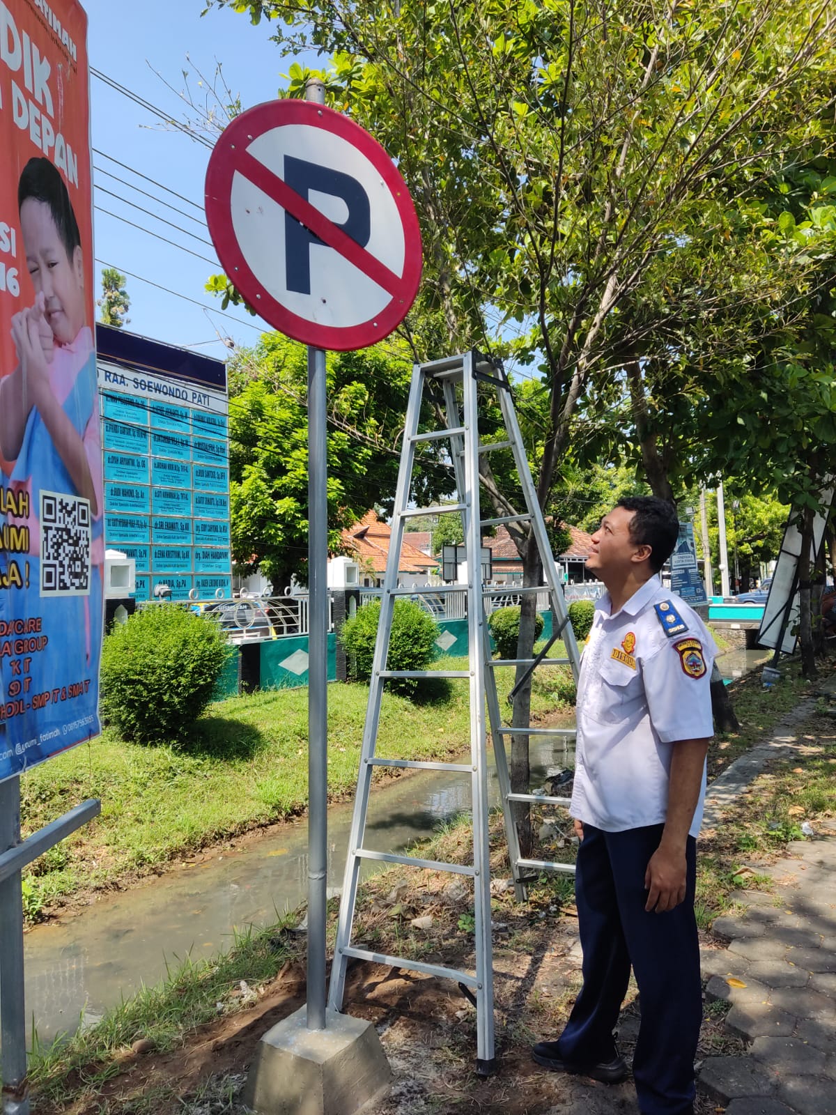 Sering dijadikan tempat parkir mobil truk besar di bahu jalan depan Alun-alun Kembangjoyo, akhirnya Dinas Perhubungan (Dishub) Kabupaten (Jurnalindo.com)