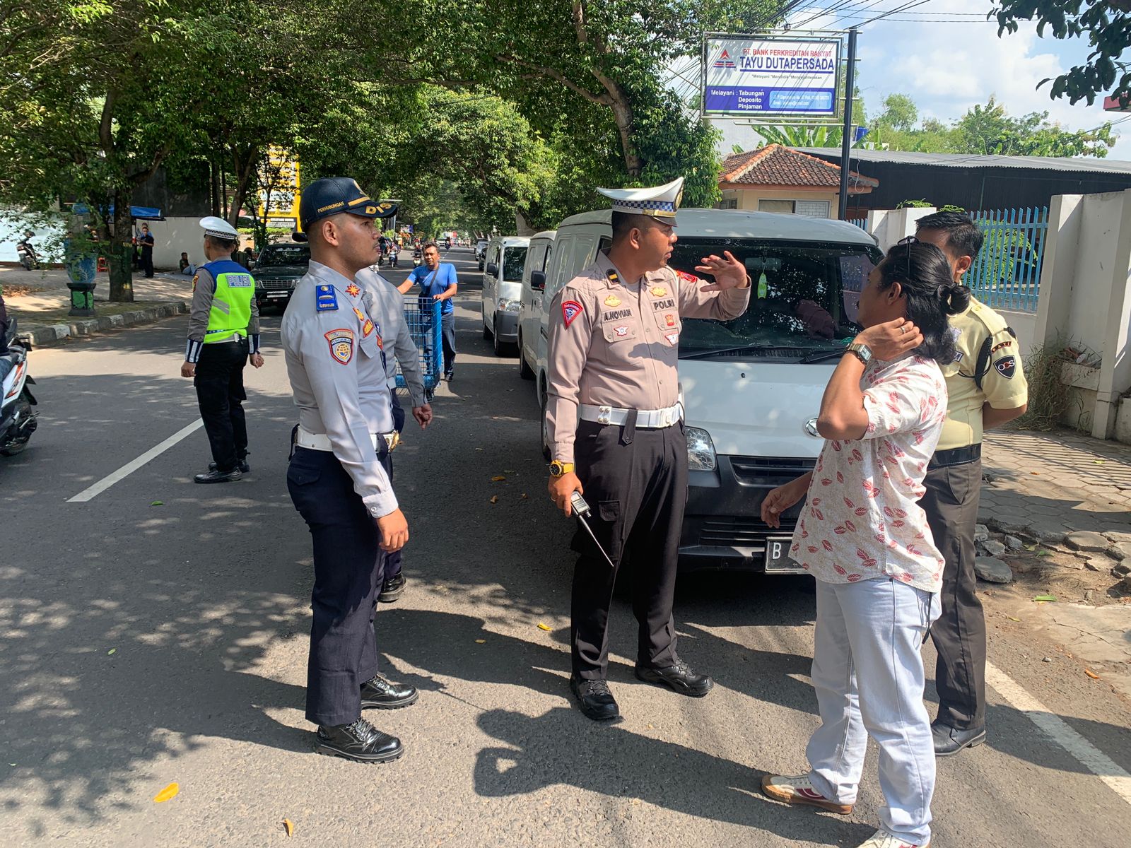 Dinas Perhubungan (Dishub) Kabupaten Pati telah melakukan penempelan stiker pada kendaraan pribadi roda empat yang sengaja parkir sembarangan (Jurnalindo.com)