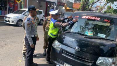Dinas Perhubungan (Dishub) Kabupaten Pati telah melarang bongkar muatan di bahu jalan tepatnya dekat traffic light Kalianyar, jalan dr. Sutomo Pati (Jurnalindo.com)
