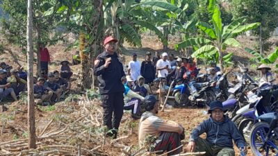 Warga Bersama Gapoktan Perbaiki Jalan Alternatif Dukuh Jentir Desa Karangsari
