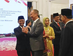 Keakraban Menteri ESDM Bahlil Lahadalia dan Menperin Agus Gumiwang Usai Pelantikan di Istana Negara