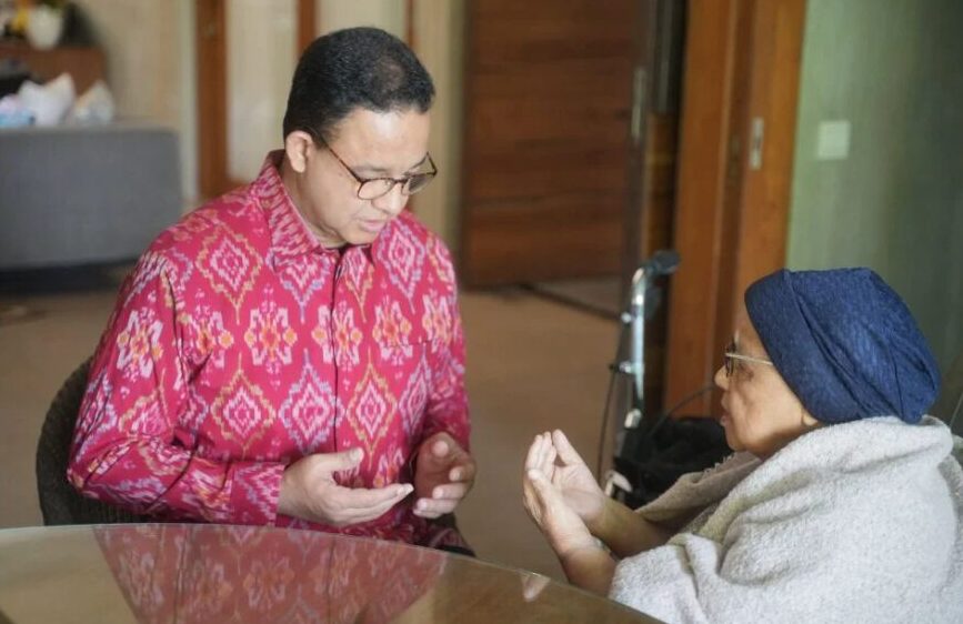 Anies Baswedan Mohon doa restu Ibundanya (Sumber Foto. katadata.co.id)
