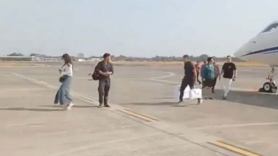 Kaesang turun dari jet Pribadi di duga tak di cek beacukai (Sumber Foto. Oposisicerdas.com)