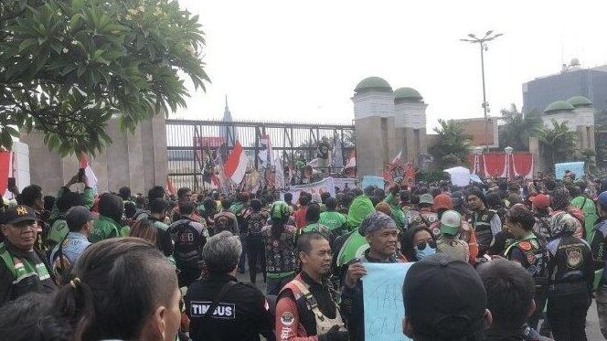 Demo Kurir dan Ojol sejabodetabek di kawasan Monas (Sumber Foto. Tribunnews.com)
