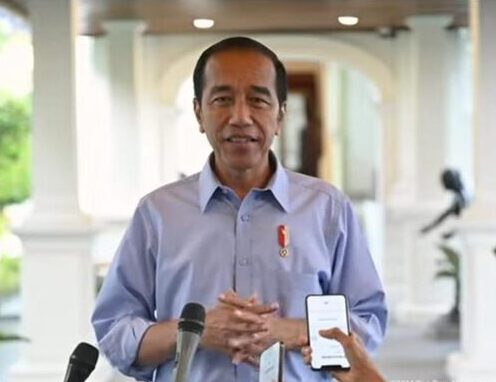 Jokowi Pakai Baju Biru Muda (Sumber Foro. Detik.com)