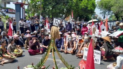 Hari Tani Nasional, Ratusan Petani Geruduk Kantor DPRD Pati Tolak PT. Tambang di Pegunungan Kendeng