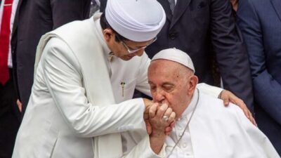 momen Paus Franciskus cium tangan Imam Besar Masji Istiqlal (Sumber Foto. Riau24.com)