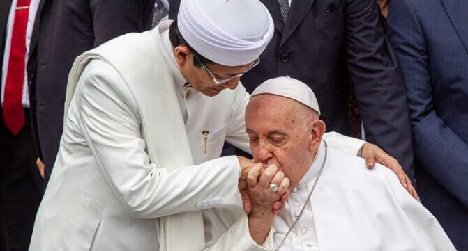 momen Paus Franciskus cium tangan Imam Besar Masji Istiqlal (Sumber Foto. Riau24.com)