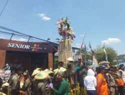 Ribuan Masyarakat Hadiri Karnaval Meron Di Sukolilo, 13 Gunungan Diarak