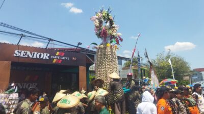 Ribuan Masyarakat Hadiri Karnaval Meron Di Sukolilo, 13 Gunungan Diarak