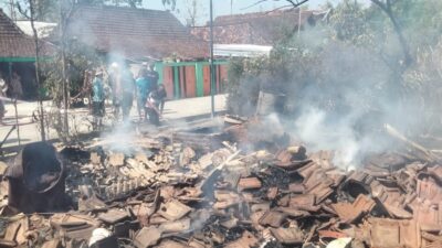 Kebakaran Rumah Beserta Toko Dilalap Si Jago Merah, Kerugian Ditaksir 200 Juta