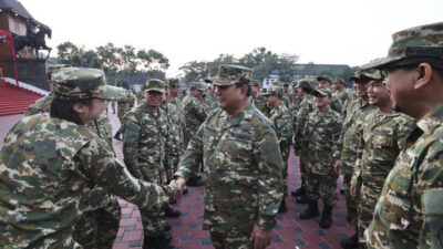 Momen Santai Presiden Prabowo Subianto Bersama Menteri di Akmil Magelang
