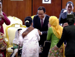 Momen Haru: Anies Baswedan dan Iriana Jokowi Berjabat Tangan di Pelantikan Prabowo-Gibran