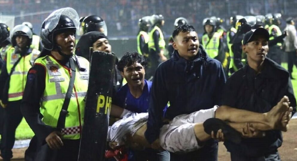 Tragedi Kanjuruhan (Sumber Foto. sportskeeda.com)