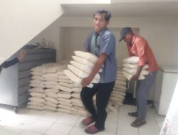 Tak Bisa Melaut, Para Nelayan kecil Terima Bantuan Beras Dari Pemkab Pati