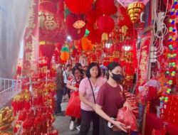 Menjelang Imlek, Pedagang Pernak-Pernik di Glodok Raup Omzet Puluhan Juta