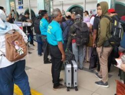 Libur Panjang, Stasiun Pasar Senen Padat Penumpang, KAI Tambah 7 Perjalanan