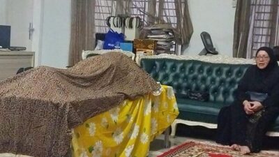 Denada Tiba di Banyuwangi, Peluk Jenazah Sang Ibunda Emilia Contessa