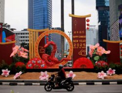 Bundaran HI Dihiasi Ornamen Shio Ular Kayu Sambut Tahun Baru China 2576 Kongzili