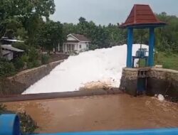 Belum Diketahui Limbah Busa di Sungai Dukuh Blibis, Margorejo, DLH Pati Lakukan Pengambilan Air Untuk Uji Lab