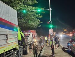 Diduga Mengantuk, Tronton Seruduk Mobil Di Depannya Di Jalan Lingkar Pati